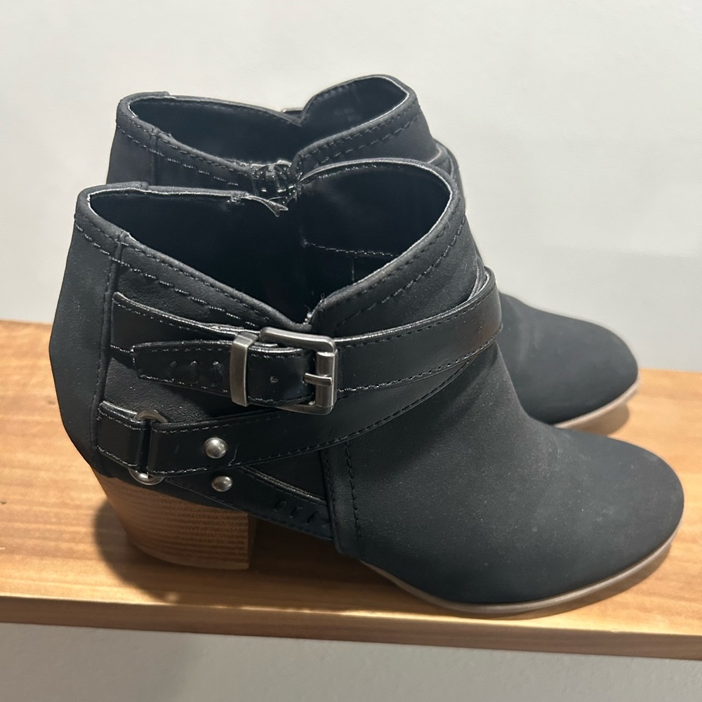 Indigo black suede ankle booties READ DESCRIPTION